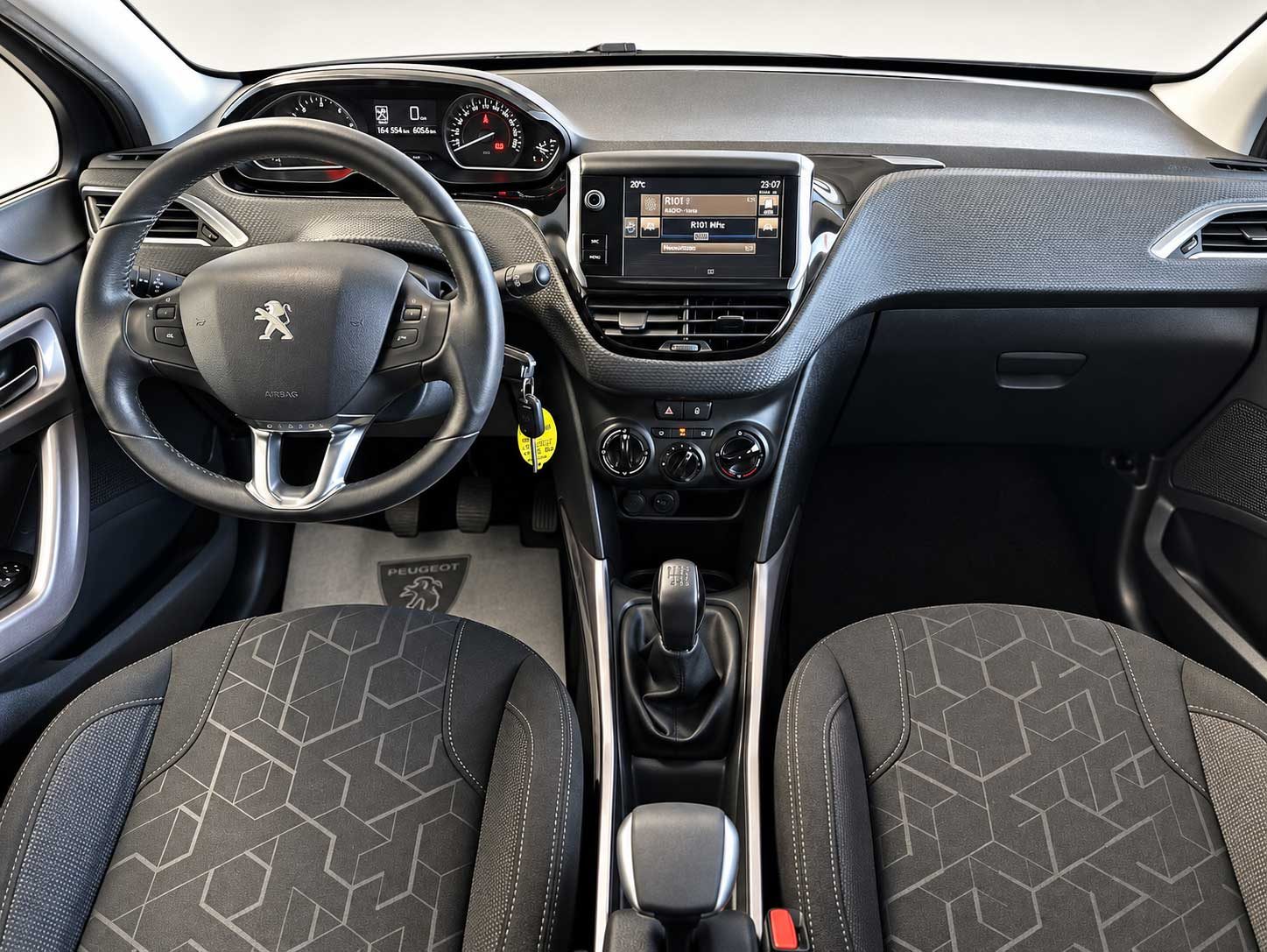 Peugeot 2008 BlueHDi 100 Active — foto 6