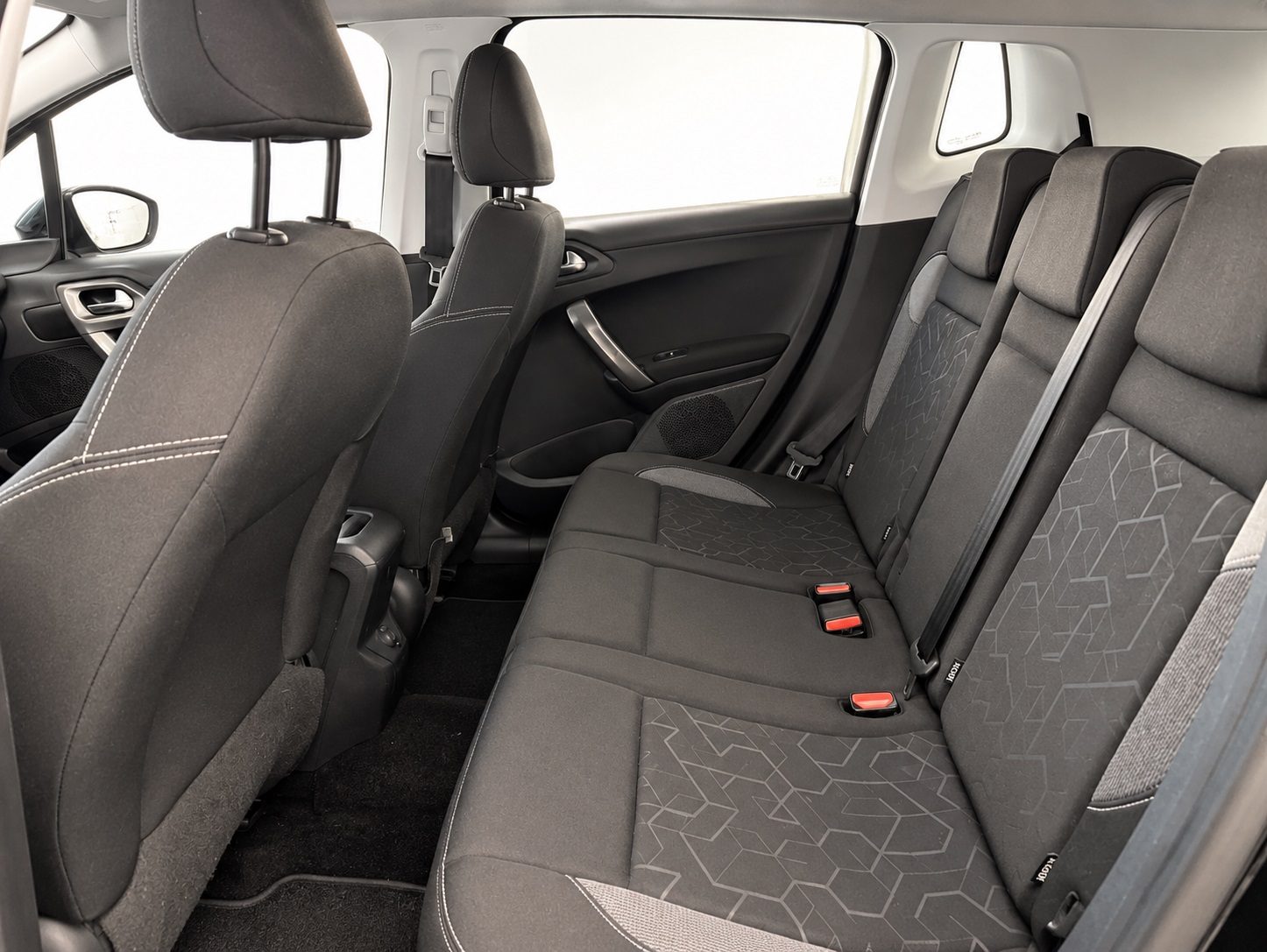 Peugeot 2008 BlueHDi 100 S&S Active — foto 12